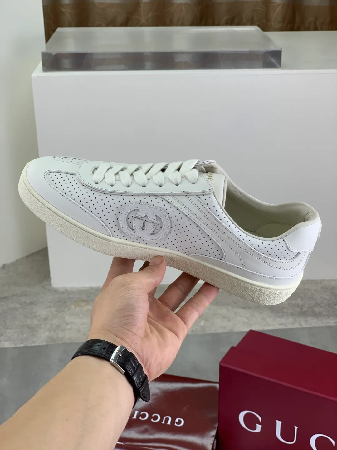 Men's shoes 💰P562 New GUCCI classic design moral training element catwalk model, matching version of top quality moral training shoes for men and women. Epoxy logo process is concave and convex, matching oil edge technology, punched cowhide cloth surface, suede cowhide surface splicing, breathable and not stuffy, the original overlasted shoe model is comfortable on the feet.  Fabric: Matched leather + cloth + mesh Lining: Water-dyed sheepskin Foot: Water-dyed sheepskin Outsole: Original molded TP matching environmentally friendly material Packaging: Top counter full set of packaging Female 35-42 (Female 41.42. Customized) Male 39-46 (46 customized)